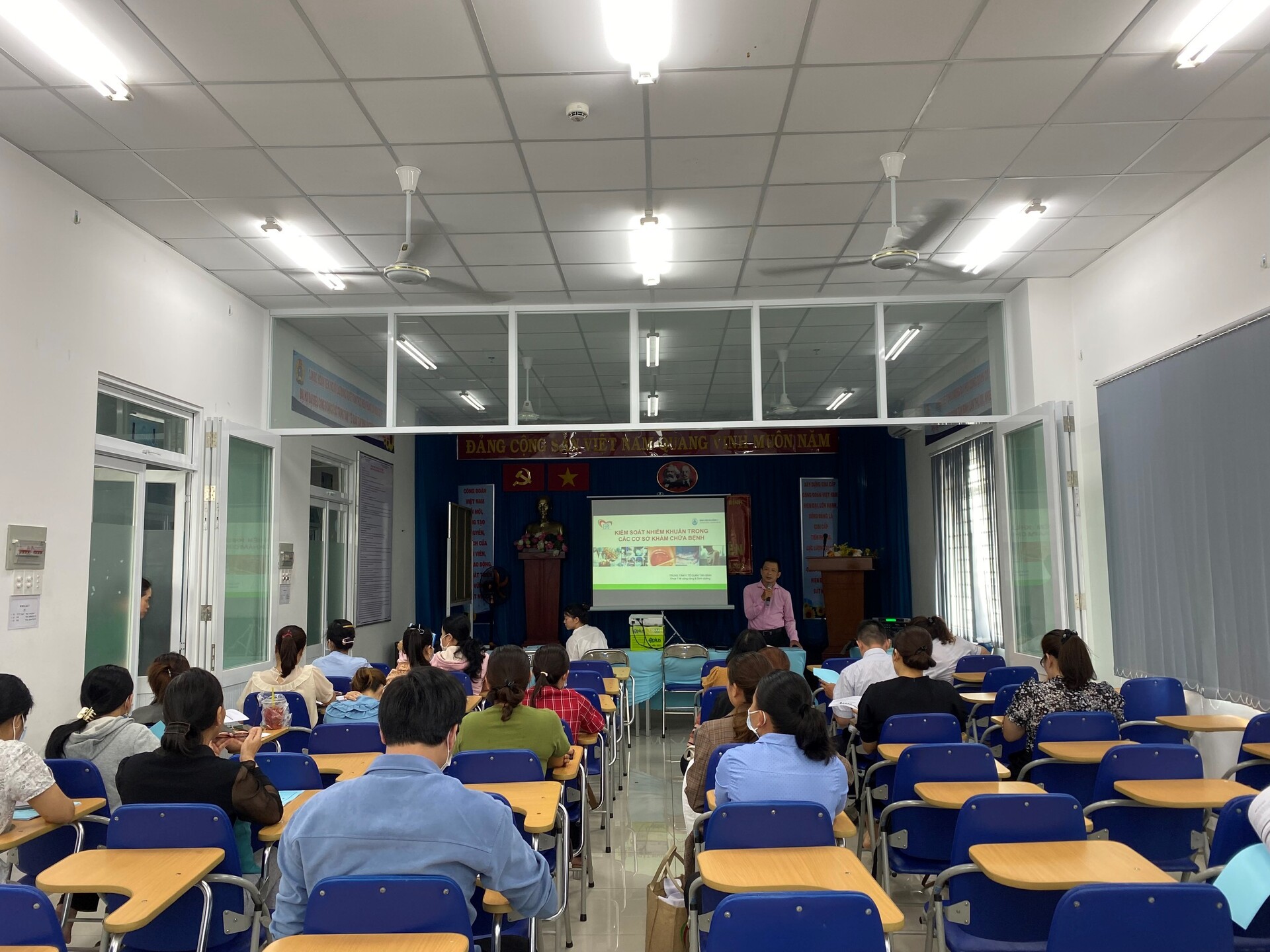 TRUNG TÂM Y TẾ QUẬN TÂN BÌNH TỔ CHỨC TẬP HUẤN KIỂM SOÁT NHIỄM KHUẨN NĂM 2023